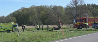 Motorcykel körde av vägen – en person förd till sjukhus