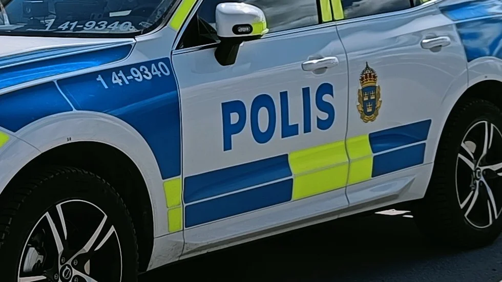 En person misstänks för ringa stöld efter att butikspersonal larmat ut polisen till Storheden i Luleå.