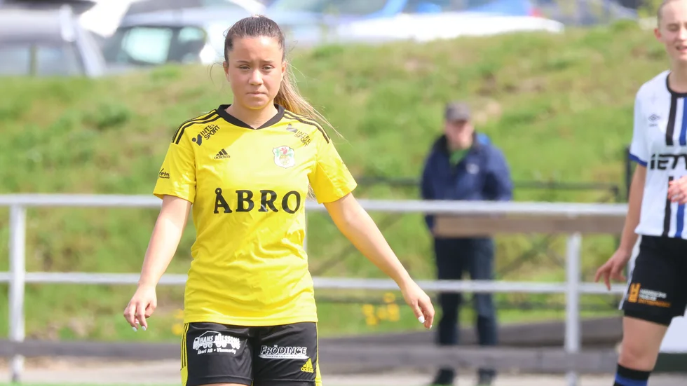 Sarah Falkevall funderar kring sin fotbollsframtid, men utesluter inte en fortsättning i Vimmerby IF.