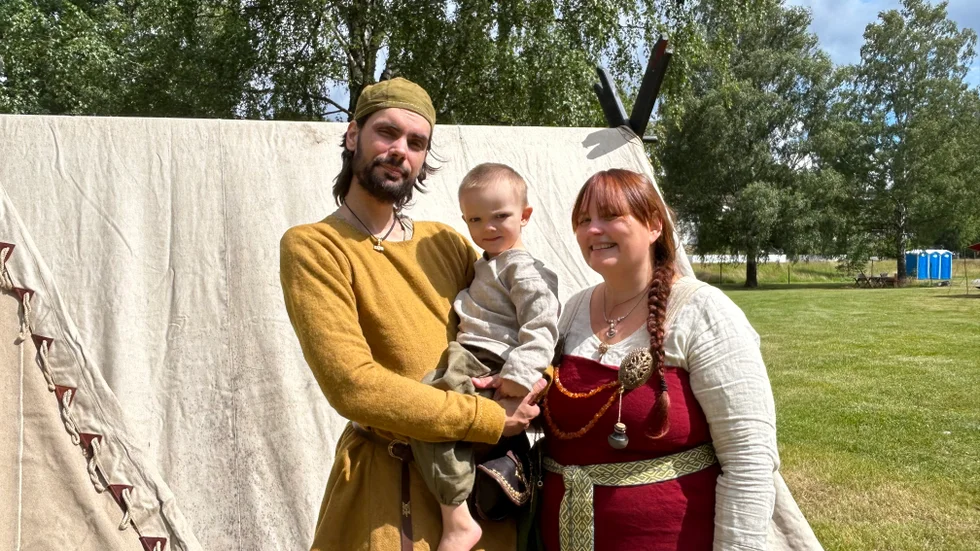 Daniel Nilsson och Majli Henriksson med sonen Alvar kommer kommer från Stockholm för att delta i vikingafestivalen.
