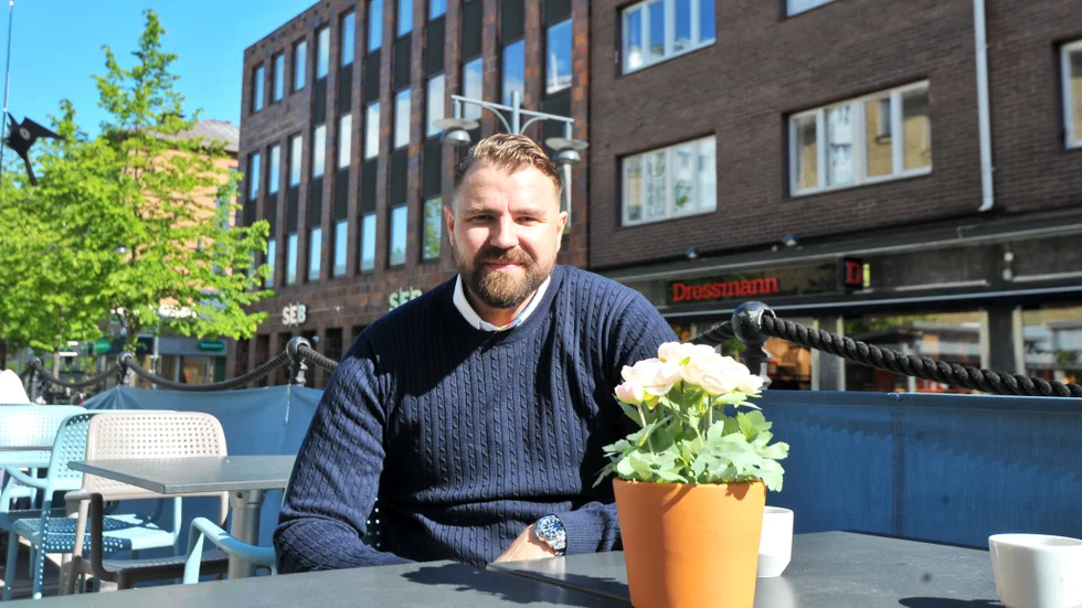 Kalixbördige Mattias Bergdahl tvingades avsluta sin fotbollskarriär när han var 24 år ung. I en öppenhjärtig intervju berättar han dels om fotbollen, dels om den efterföljande civila karriären där han gått från chefstjänst till chefstjänst. I maj månad tillträdde han som vd för Länstrafiken i Norrbotten AB.
