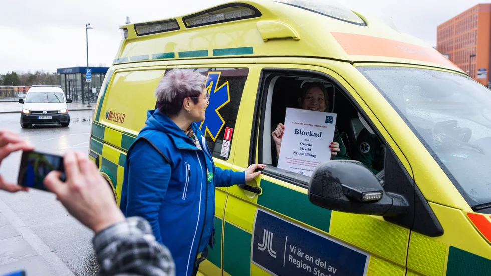 Sineva Ribeiro, ordförande Vårdförbundet, lämnar över blockadlapp till ambulansförare utanför Karolinska sjukhuset i Huddinge. Arkivbild.