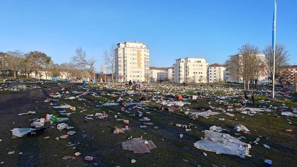 Ekonomikumparken strax efter klockan 6, dagen efter valborg. Kan se ut som mycket skräp, men enligt vissa av de som städade upp det var det mycket mindre skräp än förra året.