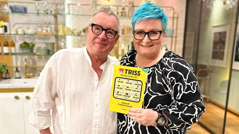 Roland och Stina från Visby med vinstlotten, som gav dem 100 000 kronor