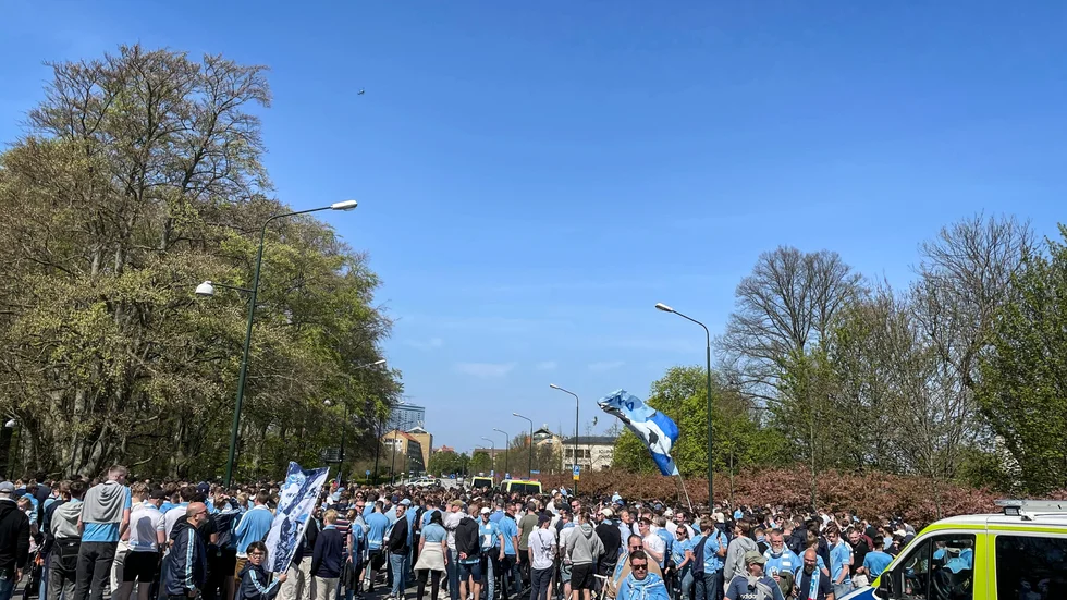 Malmö FF-supportrar tågar mot Eleda stadion med polisen i släptåg inför finalen i svenska cupen mellan MFF och Djurgården.