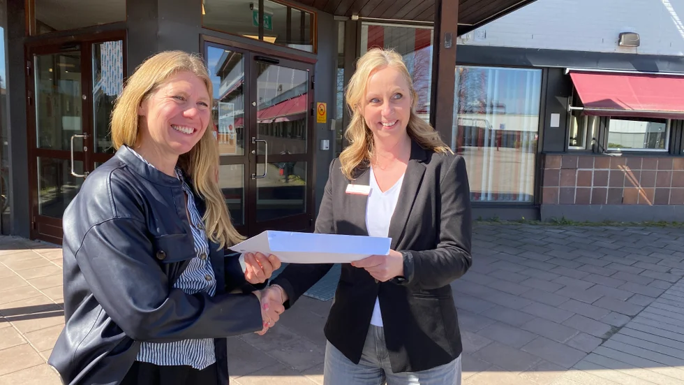 Så här glada var Omsorgsgruppens koncernchef Lisa Dahlberg och Petra Käll Antonsen, verksamhetschef, LSS och socialpsykiatri, Finspångs kommun, efter att avtalet tecknats.