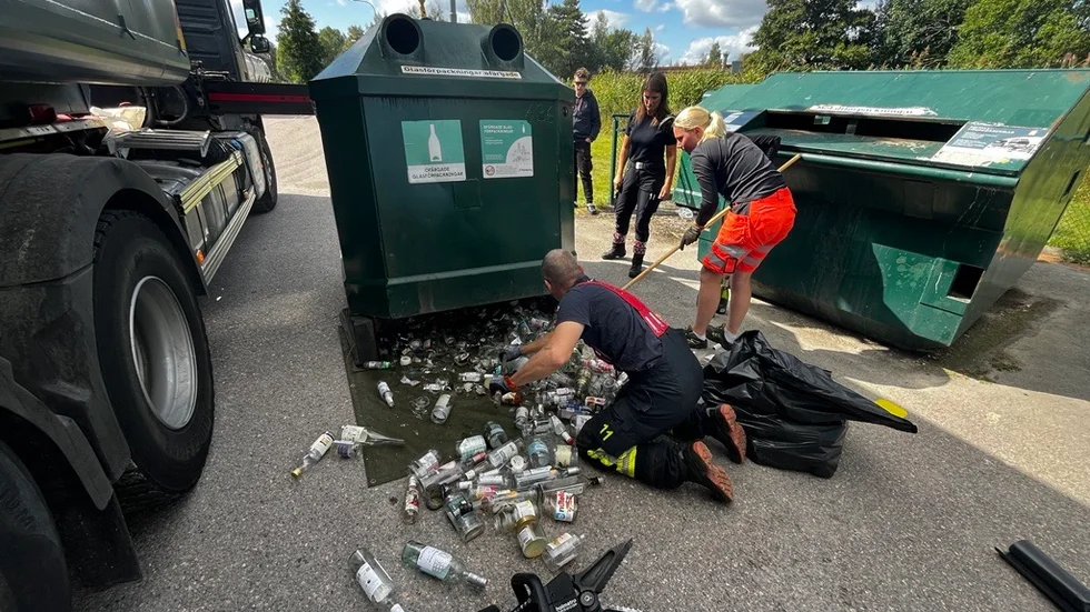En kattunge fastnade i en container vid en återvinningscentral i Jönåker. 