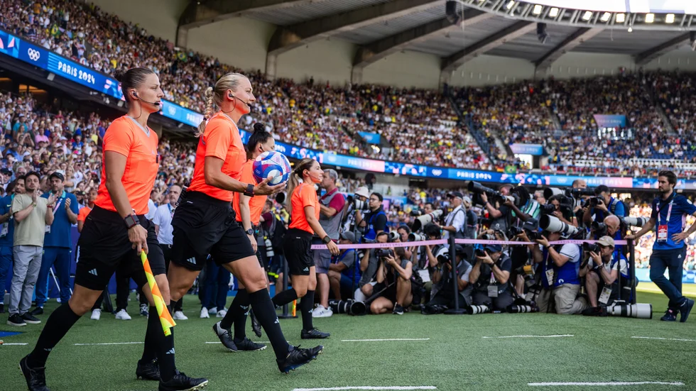 Almira Spahic och Tess Olofsson tågar ut inför finalen i Paris.