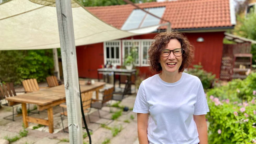 Under sommaren skapade Sandra Månsson ett företag, där hon säljer keramik. Hon har sin verkstad i botten av huset och hoppas kunna ha lite försäljning i huset bakom, på tomten. 