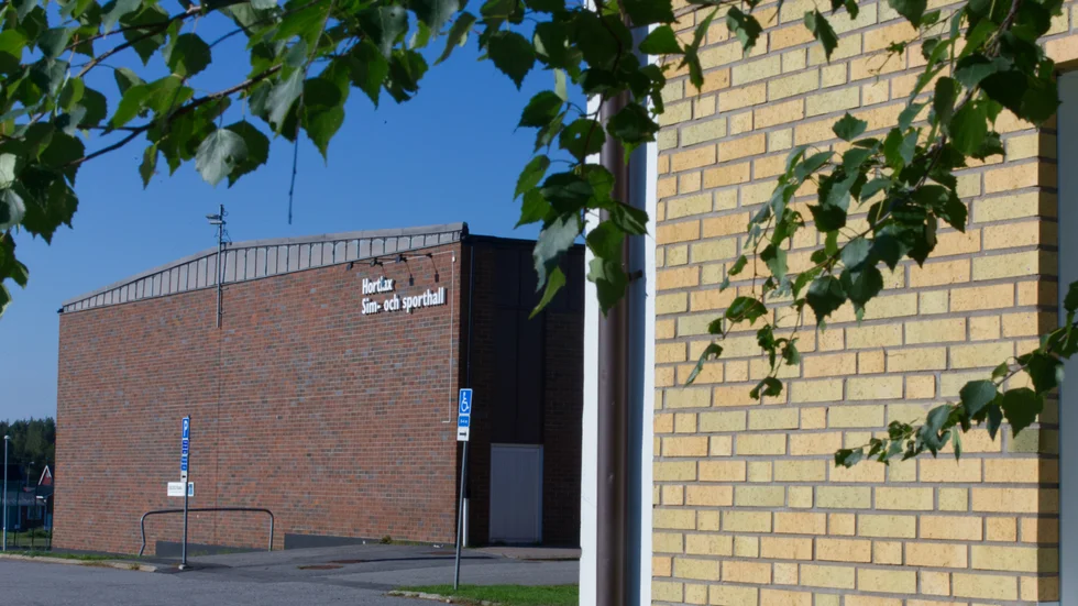 Det är stora delar av en yttervägg och yttertaket som är fuktskadade i Hortlax. Det måste åtgärdas innan simhallen kan öppnas igen.