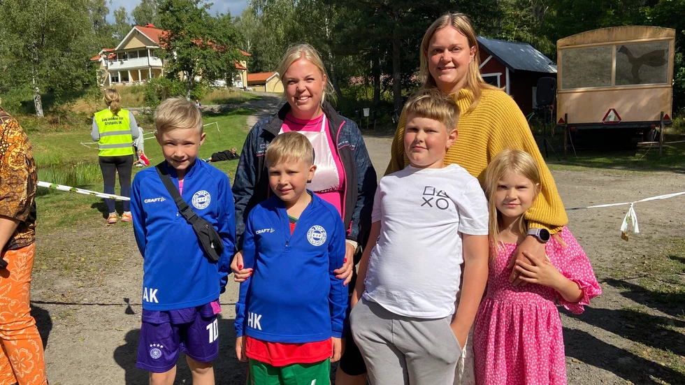 
Arvid Karlsson, Sara Liljeros, Harry Karlsson, Valter Liljeros, Malin Karlsson och Majken Liljeros som just nu hejar på sin lagkamrat, tillika pappa till vissa, Rickard Karlsson.