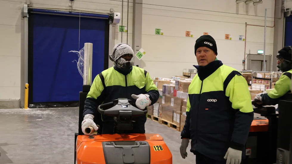 Truckföraren Hamsa Yakub och terminalchef Stefan Mogren på Coops fryslager som just blivit betydligt större.