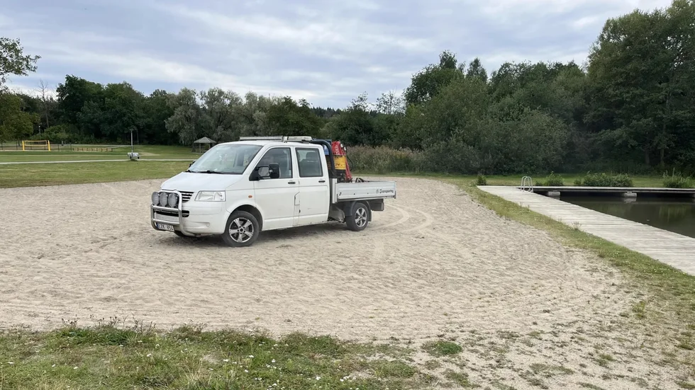 Här anländer dykaren till badet, vid cirka 13.40 på torsdagen. Massor av fler bilder nedan.