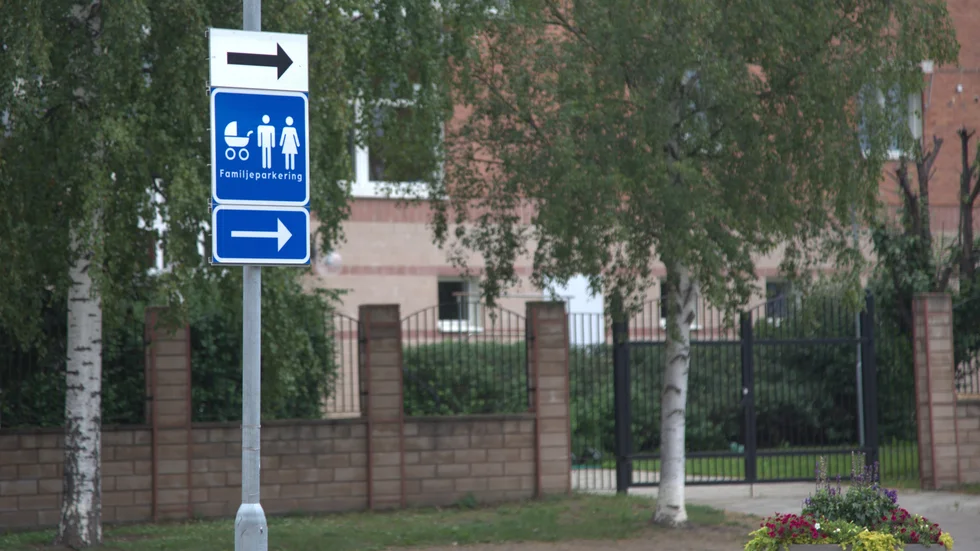 "Vill man undvika att lata, rika medelålders män med dyra bilar parkerar på familjeparkering bör man flytta dessa platser till exempel närmast Uddmansgatan", skriver insändarskribenten. (Arkivbild)