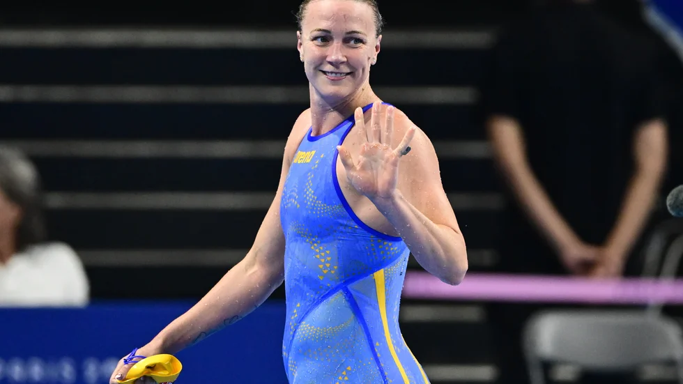 Sarah Sjöström vinkar till publiken efter att ha nått OS-final på 100 meter fritt.