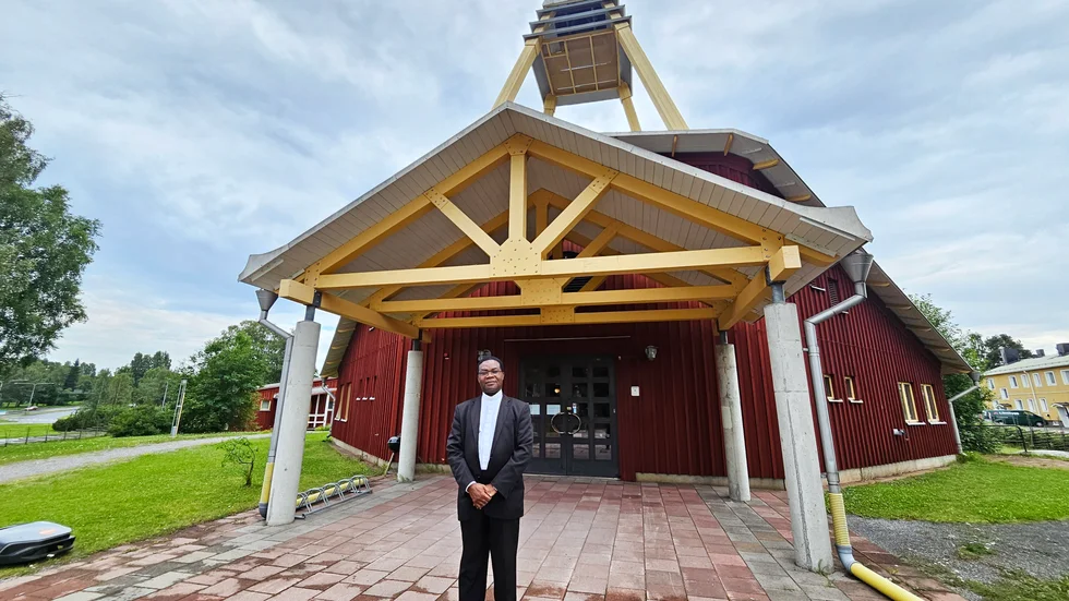 Damian utanför S:t Josef Arbetarens katolska kyrka i Luleå.