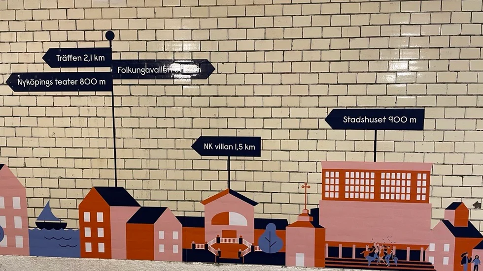 Den nya dekorationen i gångtunneln vid stationen visar vägen mot bland annat Stadshuset, NK villan och Nyköpingsvallen.