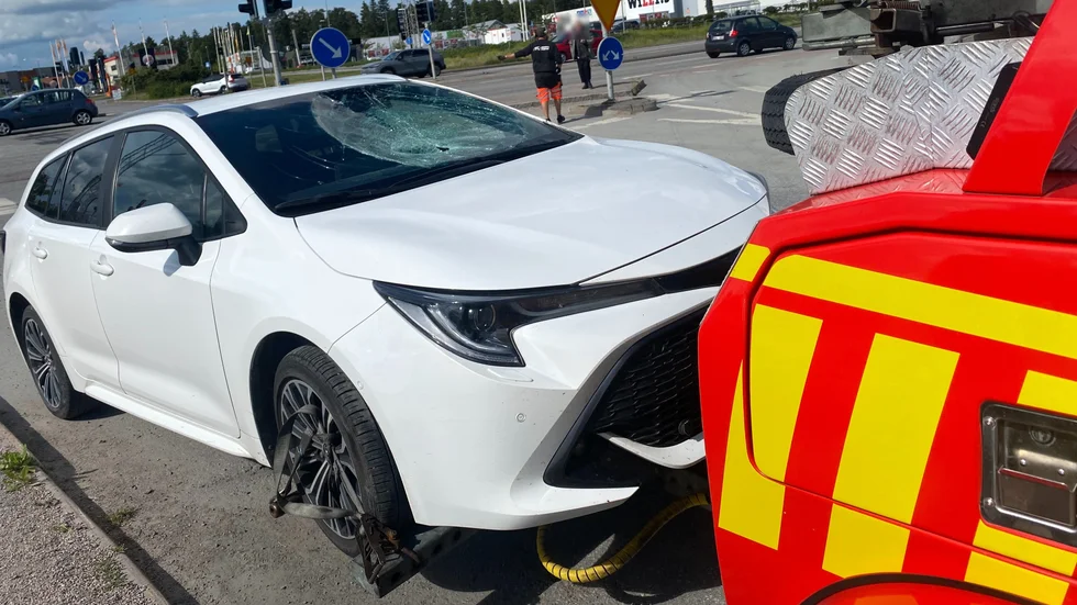 Bilen bärgas från platsen efter olyckan. 