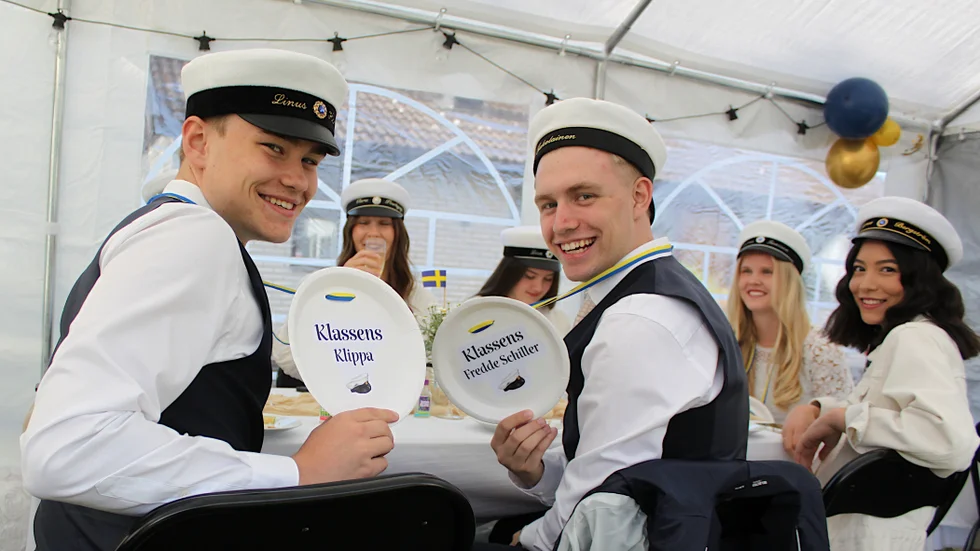 Mediaeleverna i klass SAM 21 samlas sista morgonen 
tillsammans. En riktig matig frukost, uppladdning och utdelande av klassens nomineringar. Linus Palmér Hård och Linus Stridh har fått sina och verkar nöjda.