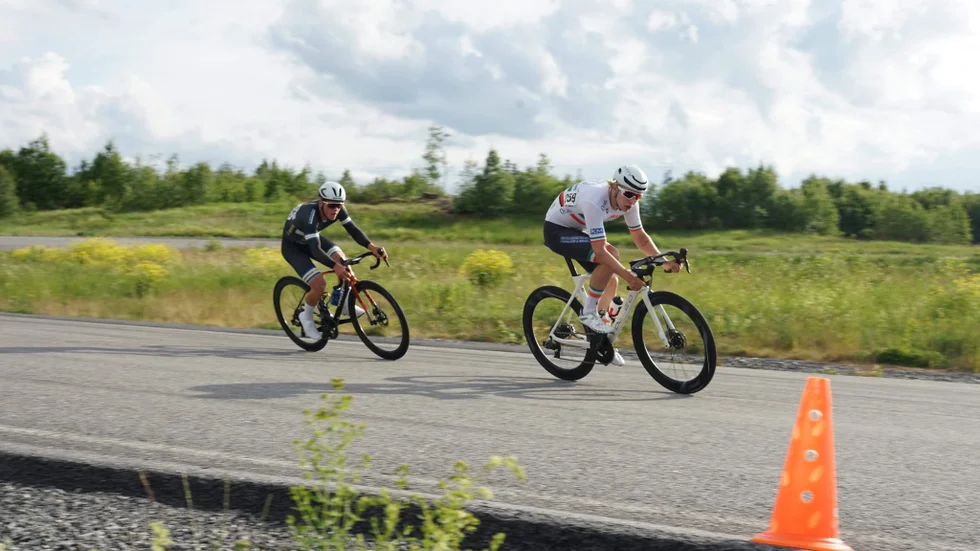 "Det är vad all cykling handlar om, att ta så lite vind som möjligt. Vi åker i två led och byter av varandra där framme så det ena ledet åker fortare än det andra, så man ligger inte och drar så många sekunder själv. Det är mest effektivt", säger Joel Rydergren.