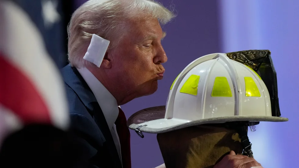 Trump hyllade 50-årige Corey Comperatore, som bland annat var beredskapsbrandman från Pennsylvania. Han fanns i publiken vid helgens attentat och sköts ihjäl vid helgens attentat mot Trumps valmöte.