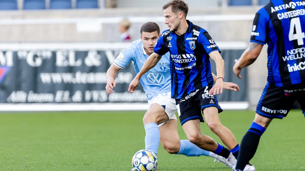 Melker Heier tar sig an Malmös Gabriel Busanello.
