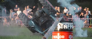 Traktor voltade under tävling: "Dramatiskt"
