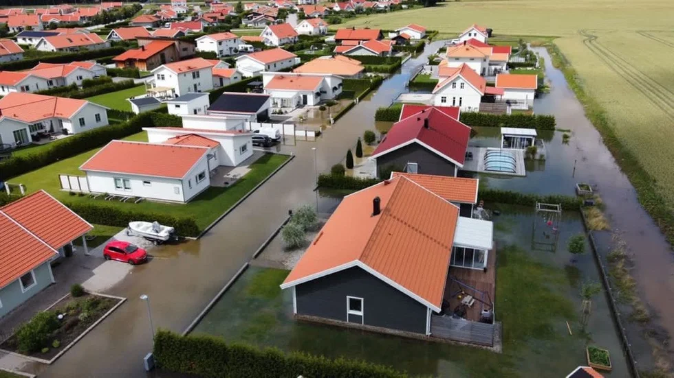 En boende passade på i helgen att ta en drönarbild över sin egen översvämmade gata, Stovägen i Mantorp.