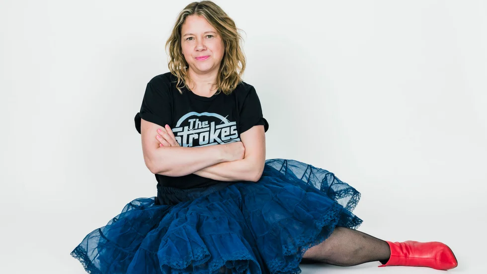 När det gäller förebilder inom stand-up nämner Sara Andersson Marmnäs Johan Glans som en inspirationskälla. "Jag imponeras av de som kan få en hel salong att skratta utan att vara elak eller pervers," säger hon. Hon uppskattar särskilt de komiker som kan göra vardagliga observationer roliga.
