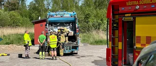 Sopor brann i sopbil i Sköldinge – privatpersoner släckte