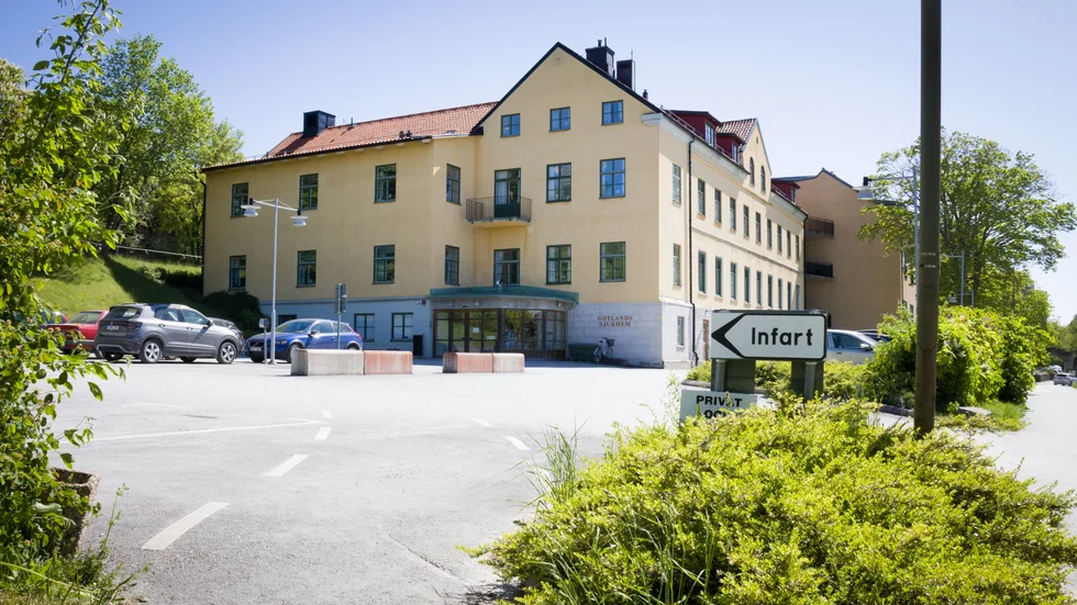 Gotlands sjukhem ligger längs Kopparviksgatan där kryssningsturisterna passerar till och från kryssningskajen.