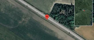Personbil i singelolycka på E22