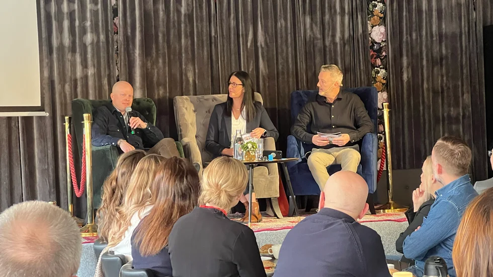 Elisabeth Wolmeryd i mitten, tillsammans med Patric Engqvist (höger) och Företagarnas ordförande Marcus Hamlin (vänster).
