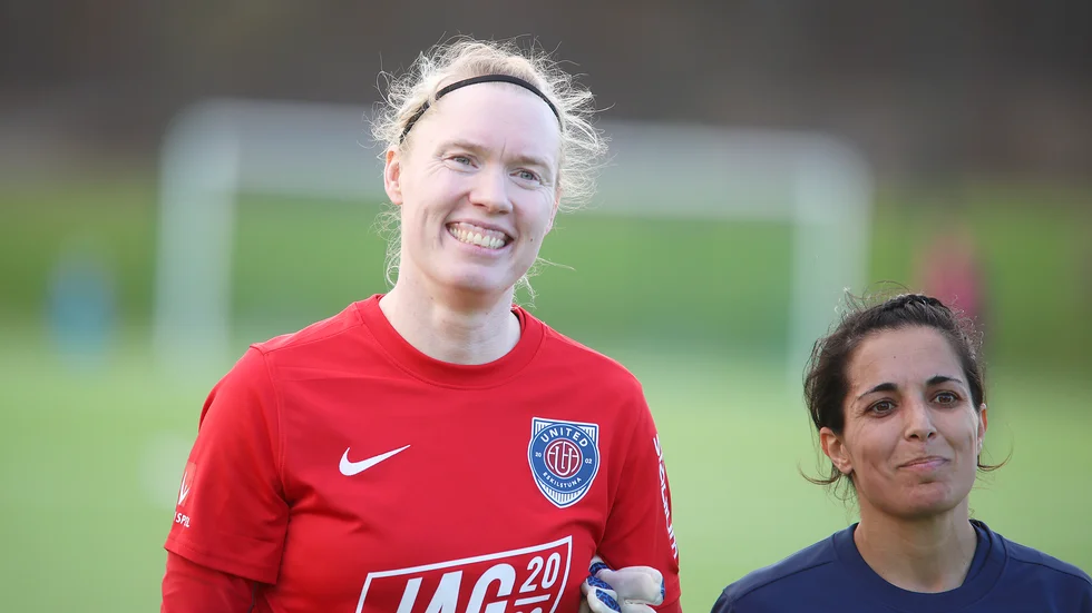 Hedvig Lindahl är klubbkompis med Rosa Herreros ett tag till.