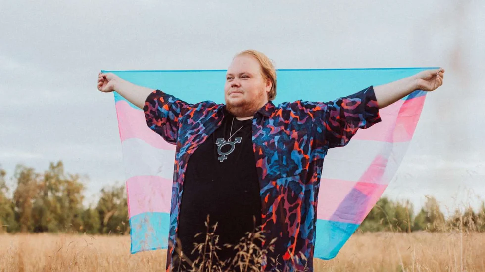 Hannes Olofsson identifierar sig som ickebinär transperson och vet hur påfrestande det är med långa väntetider inom transvården "Man mår så psykiskt dåligt".