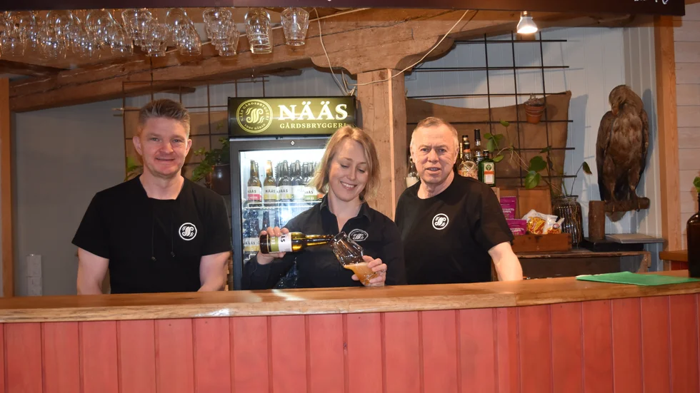 Jesper Myer, Elin Johansson och Gunnar Emanuelsson bakom disken på Nääs bryggeri.