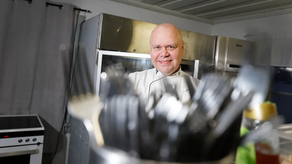 Tom Forsberg driver Fristadens café och våffla i Rademachersmedjorna. Men just nu är han i Tjeckien för att laga mat åt skidskyttelandslaget under VM.