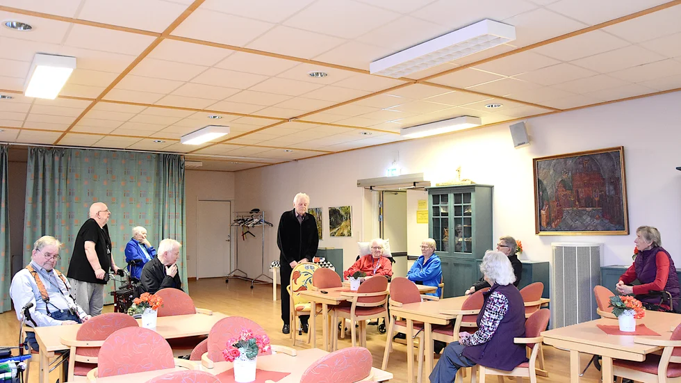 Thure Johansson, 86, hade samlat grannar för att informera vad förändringen gällande inköp och leverans av dagligvaror innebär för dem som behöver hjälp med det på Åcenter.