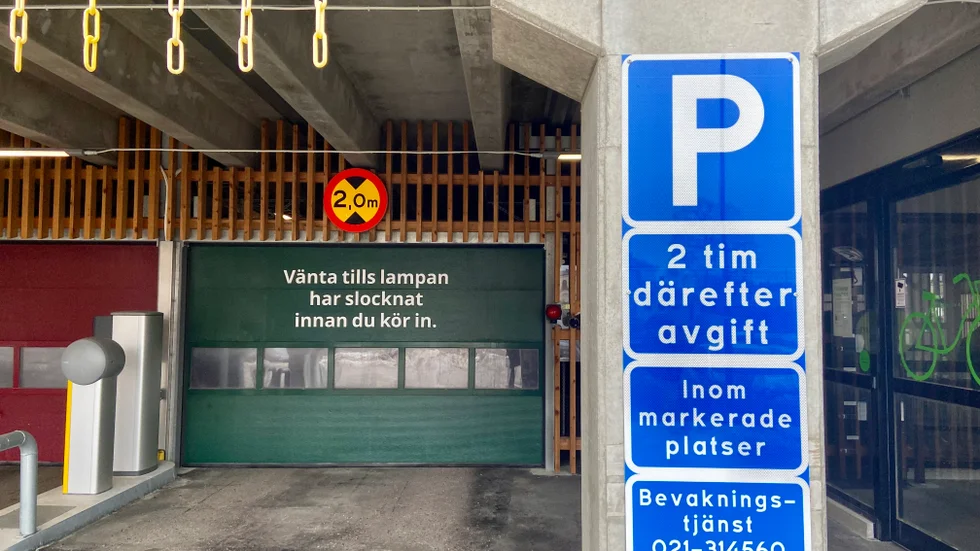 Två timmar gratis därefter avgift. Det är vad som gäller om man ska parkera i Loket. Men katrineholmaren Viktor berättar att han vid flera tillfällen fått betala även för tiden som ska vara gratis. 