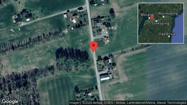 Träd över vägen skapar problem i trafiken