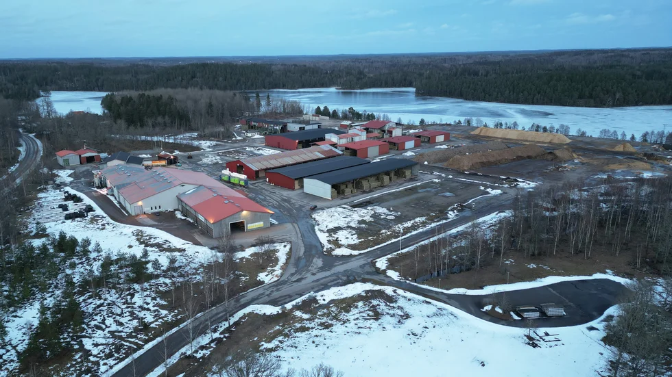 Här i Viresjö, mellan de båda Virkensjöarna ligger Södra Woods anläggning där fyra anställda hanterar tryckimpregnering av virke. Nu kommer besked om att anläggningen ska avvecklas.