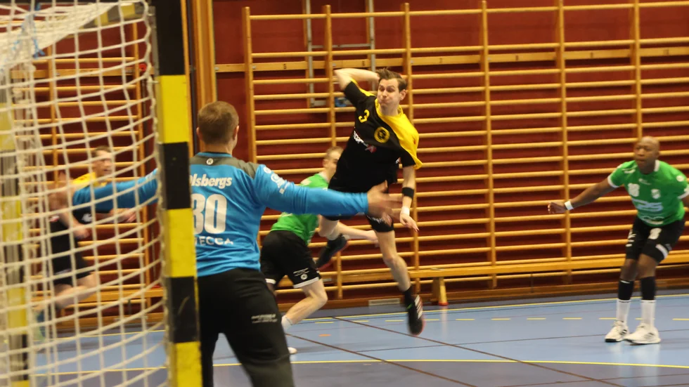 Axel Andersson Landholm testar skott för HHF mot Eksjö.