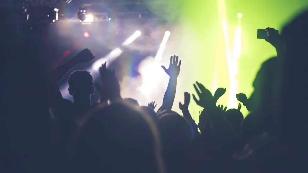 En Motalabo i 30-årsåldern döms mot sitt nekande för sexuellt ofredande och ofredande under en konsert i Motala.