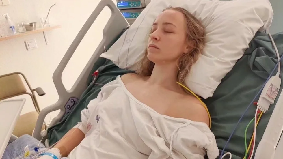 Friidrottaren Karolina Svensson fick en fraktur på ryggen och en massa andra skador när hon fick en skivstång med 250 kilo vikt på över sig. Nu har några månader på gått och hon är på väg tillbaka till ett nomrlat liv igen.