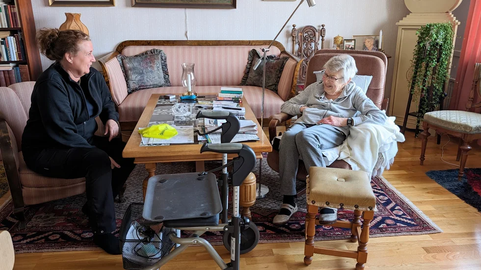 Under måndagen ska sju olika besparingsförslag behandlas av politikerna i vård- och omsorgsnämnden. En av dem handlar om grundbemanningen. På bilden är Veronica Rosqvist, undersköterska från Hemtjänst centrum, hemma hos Raina Eklund, 92 år, en av dem som berörs av beslutet.