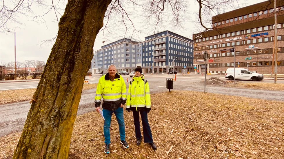 Korsningen ska byggas om till cirkulationsplats och just där byggledaren Per-Erik Andersson och landskapsarkitekten Stina Nilsson står, ska Rinmansparken få en välkomnande entré.