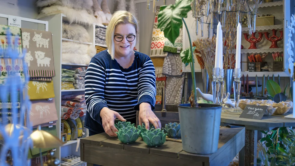 Annika Keisu Lampinen i Övertorneå tycker att nya människor är ett positivt inslag i samhället. "Det är väldigt trevligt när man har butik. De kommer in och är lite nyfikna och berättar om sitt", säger hon.