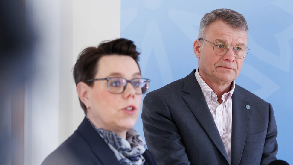 Regionstyrelsens ordförande Marie Morell (M) och Regiondirektör Mikael Borin vid pressträffen där de meddelade att 900 anställda kommer att varslas om uppsägning.