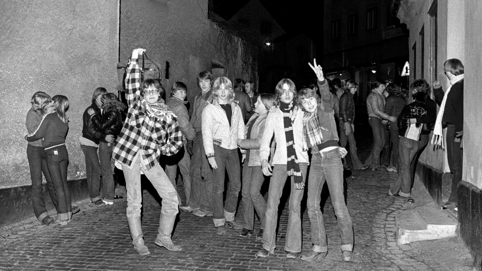 Utanför Spelhallen vid S:t Hansplan, före detta diskoteket Rock´n roll cirkus har fyllts med flipperspel och en yngre publik 1977. 