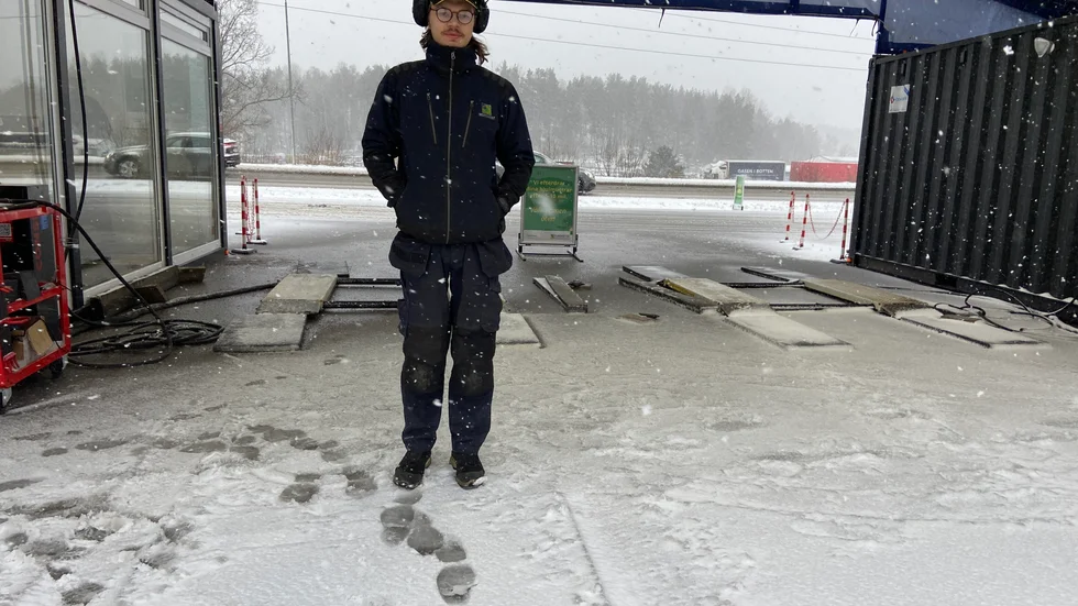 Linus Teckenberg var ganska glad att det inte var så många som ville byta däck under snöstormen.